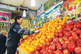کارگرِ کراچی‌ران با رؤیای میکروفون؛ روایت احمدضیا اکبری، خبرنگاری که حالا جعبه‌های میوه را جابه‌جا می‌کند